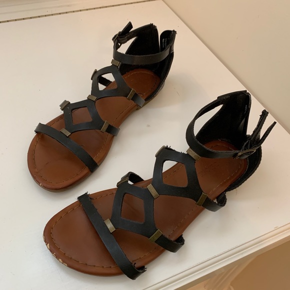 Crossed Black Sandals - Picture 3 of 4